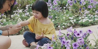 泰国母亲给女儿涂指甲。——股票视频