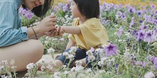 泰国母亲给女儿涂指甲。——股票视频