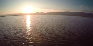 缅甸，日落时分飞过茵莱湖