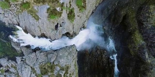 壮丽的鸟瞰图，巨大的瀑布和山谷周围。鸟的观点。挪威,Manafossen。