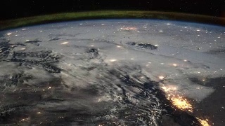 从国际空间站上俯瞰北美大陆的飞行。当照相机飞向更北的地方时，可以看到北极光。图片由美国宇航局约翰逊航天中心地球科学和遥感单元提供。视频素材模板下载