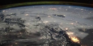 从国际空间站上俯瞰北美大陆的飞行。当照相机飞向更北的地方时，可以看到北极光。图片由美国宇航局约翰逊航天中心地球科学和遥感单元提供。