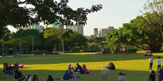 晴朗的傍晚台北城市拥挤的公园广场全景4k时间流逝台湾