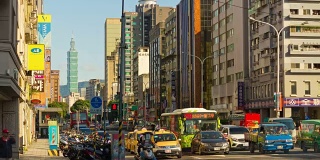 阳光明媚的一天台北城市交通街景全景4k时间流逝台湾