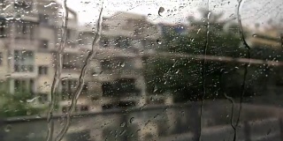 窗外的雨