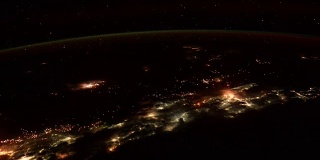 在这段从太空拍摄的地球影像中，我们可以看到夜晚城市上空强烈的闪电。图片由美国宇航局约翰逊航天中心地球科学和遥感单元提供。由Rebus_Prod处理。