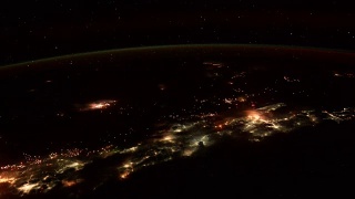 在这段从太空拍摄的地球影像中，我们可以看到夜晚城市上空强烈的闪电。图片由美国宇航局约翰逊航天中心地球科学和遥感单元提供。由Rebus_Prod处理。视频素材模板下载