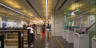 广州市立图书馆阅览厅书架慢行观