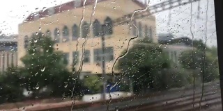 窗外的雨
