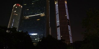 夜间广州市市中心拥挤的公园步行路全景4k