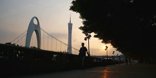 日落时分广州市著名大桥广州塔湾慢镜头全景4k