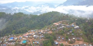 鸟瞰图。飞越高山森林与美丽的云雾村庄，在Doi luang Chiang道，清迈，泰国。