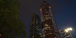 夜光照亮广州市区著名的摩天大楼全景，4k中国