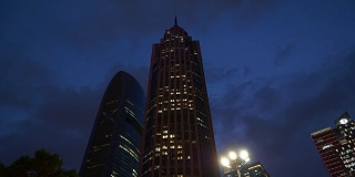 夜光照亮广州市区著名的摩天大楼全景，4k中国