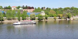 布拉格伏尔塔瓦河上的水上巴士船