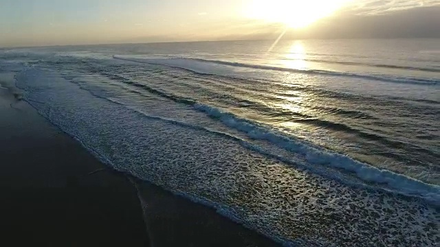 日出在地平线上的海浪在澳大利亚鸟瞰图