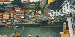在葡萄牙波尔图，在蓬蒂迪唐路易斯桥前的盖亚新城步道上的城市缆车