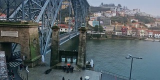 葡萄牙杜罗河上的Ponti di Don Luis I -铁路、公路和人行桥
