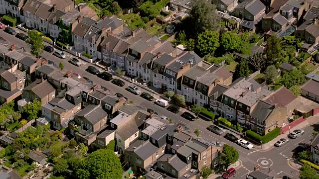 鸟瞰图的一个住宅街道在伦敦外，英国。4 k