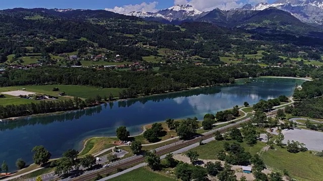 鸟瞰图小蓝色阿尔卑斯山湖在意大利4K