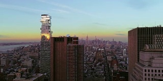 纽约市曼哈顿市中心的高架全景黄昏。360度全景相机旋转。