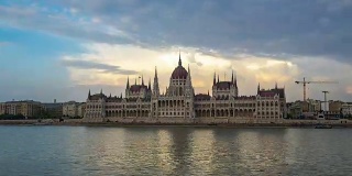匈牙利布达佩斯市匈牙利议会大厦的昼夜时间间隔为4K