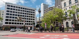 美国加州旧金山市市场街的行人、游客和缆车