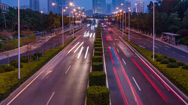 时光流逝，现代建筑背景下的夜间汽车交通，厦门，中国
