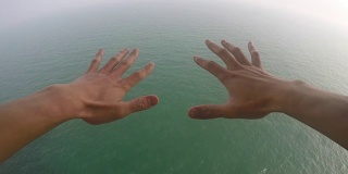 人的手触摸着海洋