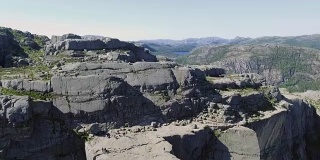 挪威吕瑟峡湾的布道石，讲坛摇滚的视频。鸟瞰图。