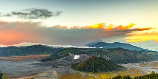 4K时间推移电影日出景象的Bromo山，塞默鲁，Batok和Widodaren，腾格里火山口