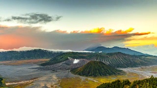 4K时间推移电影日出景象的Bromo山，塞默鲁，Batok和Widodaren，腾格里火山口视频素材模板下载