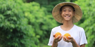 新鲜的橘子水果和微笑的农民在有机农场