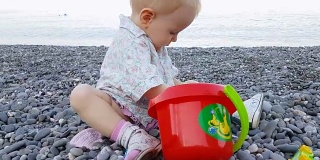小男孩暑假在海滩上玩