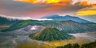 4K时间推移电影日出景象的Bromo山，塞默鲁，Batok和Widodaren，腾格里火山口