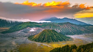 4K时间推移电影日出景象的Bromo山，塞默鲁，Batok和Widodaren，腾格里火山口视频素材模板下载