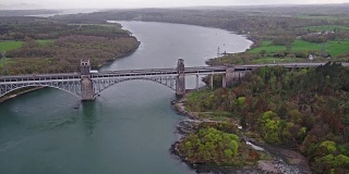 不列颠大桥承载着公路和铁路横跨斯诺登尼亚和安格尔西之间的梅奈海峡