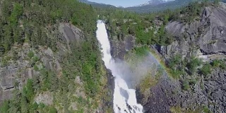 挪威的急瀑布。鸟瞰图，夏季时间..Latefoss是一个强大的，双瀑布，著名的观光