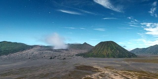 4K与Mts、溴、Semeru、Batok和Widodaren、印度尼西亚腾格尔卡尔德拉市的《移动之星夜景》拍摄