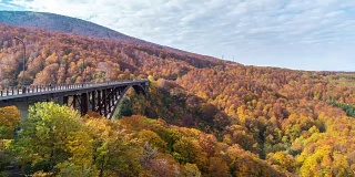 延时拍摄:日本青森市Hakkoda红叶森林的日仓桥