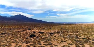 360旋转鸟瞰图隐蔽和广阔的沙漠沙丘
