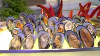 摄影:自助餐前的海鲜篮视频素材模板下载