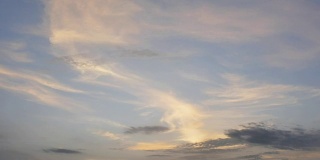 日落时，绚丽多彩的天空和云彩的时间流逝