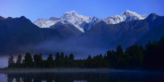 风景秀丽的马西森湖福克斯冰川镇南阿尔卑斯山山谷新西兰