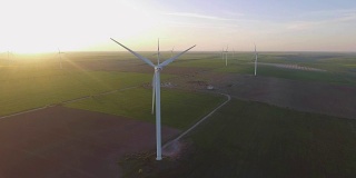 风力涡轮机和农业领域。能源生产与清洁和可再生能源。航拍