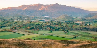 新西兰南岛的皇后镇和箭镇的全景自然景观