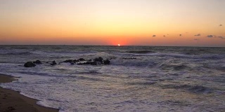美丽的日落在黑海与岩石的水