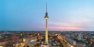 柏林城市天际线白天到晚上在亚历山大广场与柏林电视塔(柏林Fernsehturm)，柏林，德国4K时间流逝
