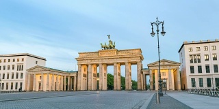 柏林城市天际线在勃兰登堡门(勃兰登堡门)从夜晚到白天的时间流逝，柏林，德国4K时间流逝