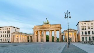 柏林城市天际线在勃兰登堡门(勃兰登堡门)从夜晚到白天的时间流逝，柏林，德国4K时间流逝视频素材模板下载